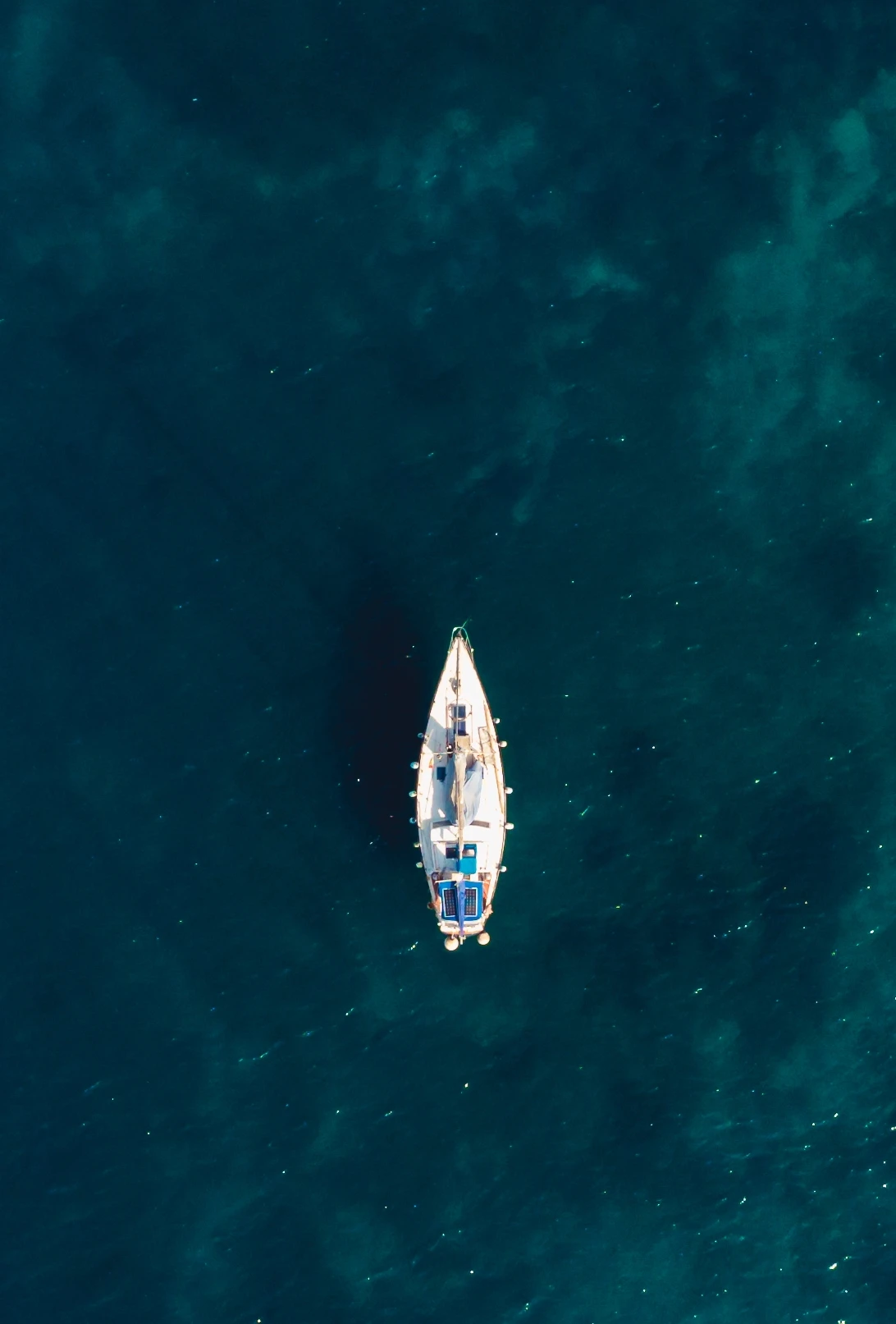 Vista aérea de um veleiro no oceano